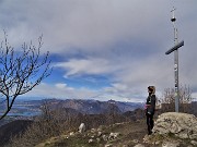 51 Alla croce del Monte Tesoro (anticima 1351 m) con nuvola passeggera di favonio sopra di noi in scioglimento